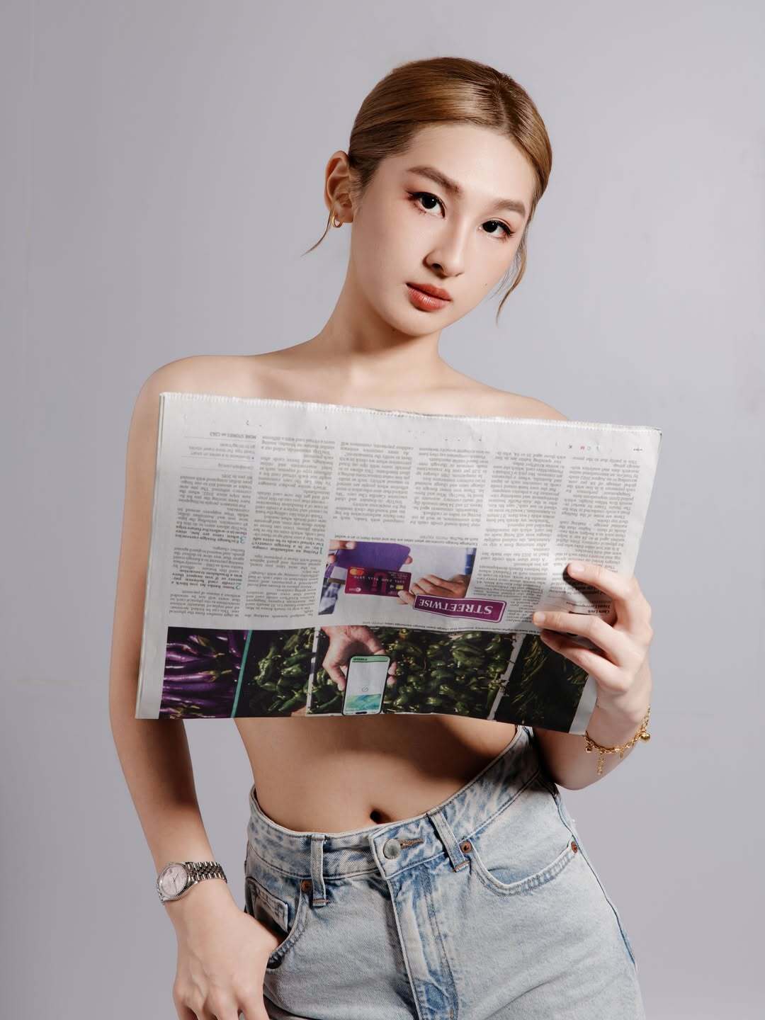 报纸遮胸照引“真空”遐想 阳光可乐:这是我最大尺度