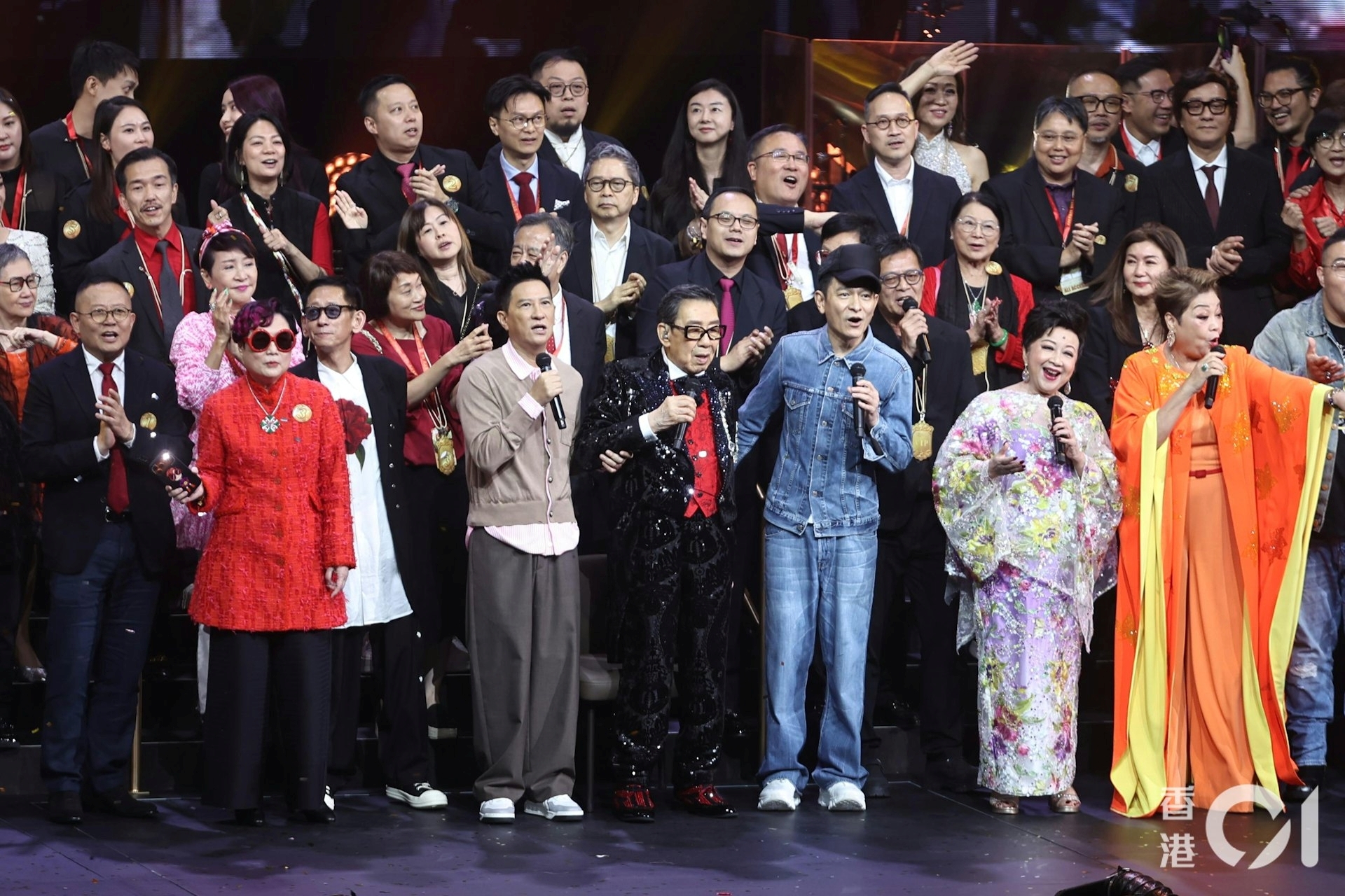 94岁胡枫演唱会破世界纪录 星光熠熠5小时唱45首歌状态100分