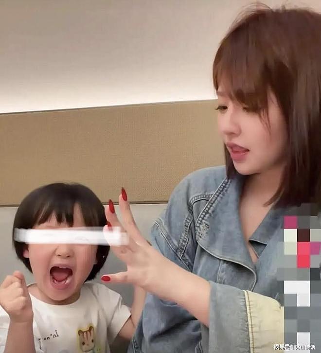 凭王思聪女儿妈妈身份成百万网红 网暴素人账号被封塌房了