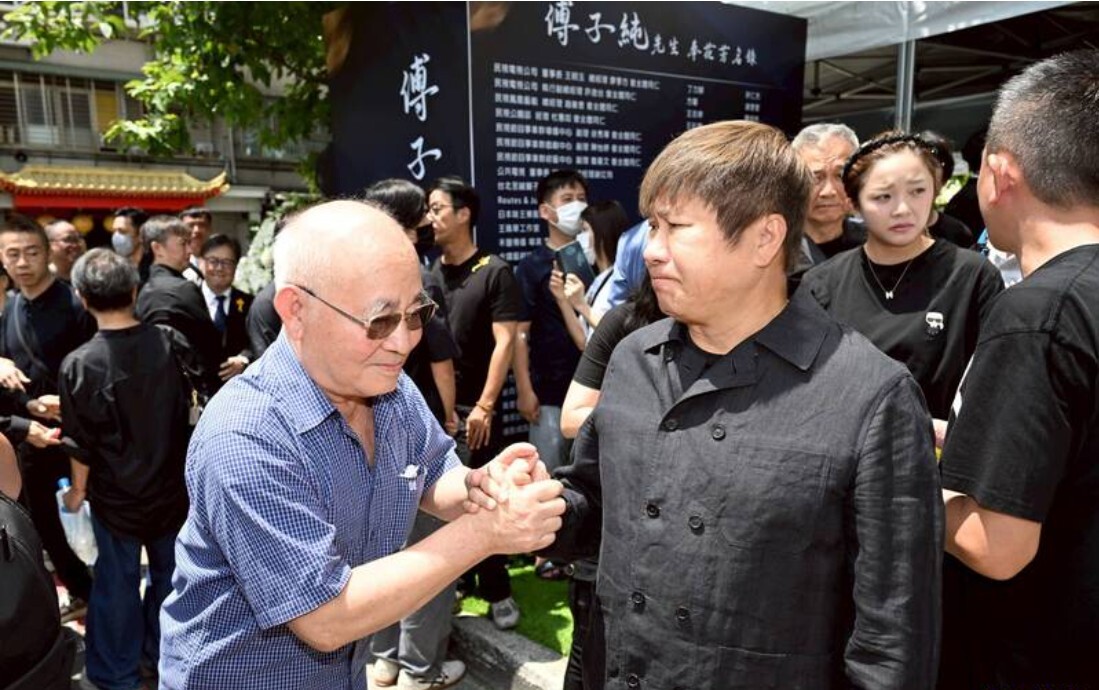 傅子纯靠AI丧礼现场告别亲友 76岁父亲忍痛现身送儿