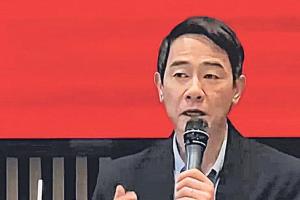 粉丝花246元“只看背影”喊退票 陈小春道歉急改舞台